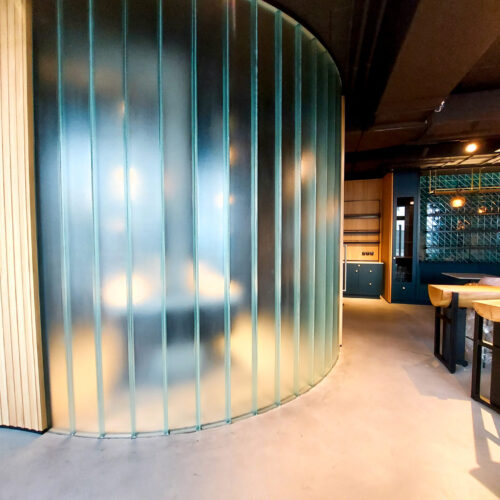 Oblouková stěna v restauraci <BR> AREÁL OAKS <BR> Nebřenice